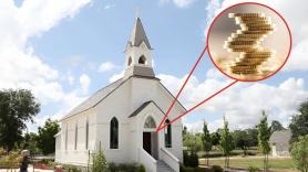 Una iglesia de 700 años iba a cerrar por falta de dinero y encontró bajo el altar una bolsa con nueve monedas de oro: "Rompimos a llorar en cuanto lo vimos"