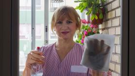 Manuela Hernández, limpiadora de 60 años: "Me enfada y me frustra trabajar con dolor, pero me da miedo el despido"