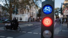 El semáforo para peatones con tres colores que solo existe en una ciudad en Europa: "Alarga el tiempo en que puede llegar seguro al otro lado de la calle"
