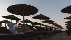 Beatrice, italiana, paga 850 euros por su sombrilla en la playa: "No pueden esperar que gaste 50 euros al día en su restaurante. Bajo mi sombrilla hago lo que quiero"