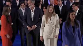 Hay revuelo por lo que se ve en esta foto de Letizia, Leonor, Sofía y Felipe VI antes del Francia-España: "¿No hay nadie con neuronas en el equipo de Casa Real?"