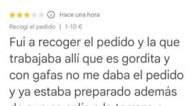 La aplaudida respuesta de una camarera por una reseña en la que le llaman "gordita y con gafas"