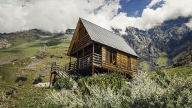 Martina vive con su pareja en una casa de la montaña italiana con 300 escalones y sin gas: "Soy capaz de estar tres semanas seguidas sin bajar ni una vez"