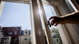 Introduce una hoja de papel en la ventana cerrada y tira suavemente: esta es la primera prueba que realizan los profesionales para detectar el calor