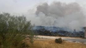 Confinan dos municipios y desalojan una urbanización por el fuego de Lozoyuela (Madrid)