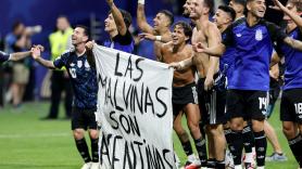 El 'tercer gol' de Argentina a Inglaterra: a pie de pancarta, reclamando las Malvinas
