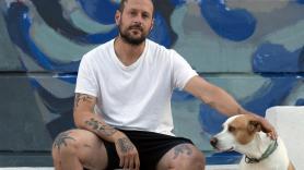 Manolo Mesa, 37 años, llena de botijos gigantes las fachadas de medio mundo: "Las mejores ideas muchas veces nacen precisamente de equivocarte"