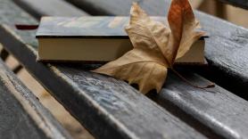 El bibliotecario invisible de Buenos Aires: un taxista lleva 40 años dejando libros de Borges o Neruda en los bancos de la ciudad con una nota sin firmar