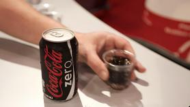 Un dentista avisa a quienes van dando sorbos al refresco 'zero' o light durante todo el día: "Creen que no pasa nada porque no lleva azúcar, pero no funciona así"