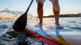 Multa de 250 euros por hacer paddle surf sin chaleco: la lista de prohibiciones que casi nadie que se sube a una tabla en Grecia conoce