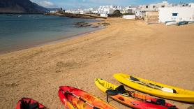 La única isla habitada de Europa donde no hay ni un metro de asfalto: 700 habitantes, calles de arena y estatus oficial de octava isla habitada canaria desde 2018