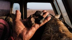 Un meteorito le agujereó el dormitorio, lo guardó en tarros con papel de aluminio y ahora la NASA lo estudia: "Encontré un agujero en el techo del dormitorio. Olía a azufre y había fragmentos negros sobre la cama"