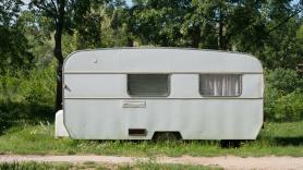 Hemos vendido todo para comprar un camping abandonado desde hace 30 años y lo estamos reformando siguiendo tutoriales": el sueño de Jon y Emilie