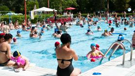 Ni una marca ni una talla concreta: misterioso ladrón de chanclas de una piscina que ya suma 100 pares y nadie sabe si es persona, animal o un reto adolescente