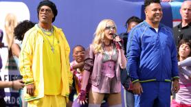Madonna se lleva a Ronaldinho y Ronaldo a la pista de baile en su actuación en la final del Mundial