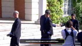 Cientos de reacciones por lo que pasa con Álex Baena cuando va a saludar a Pedro Sánchez: "Se marca un Carvajal"