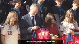 Felipe VI recibe la camiseta de España con la segunda estrella y el gesto que hace representa a todo el país
