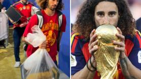 La verdad tras la bolsa de plástico de Cucurella: "Lleva la Copa del Mundo como si fuese un kilo de tomates"