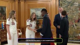 Los reyes reciben a los jugadores de España y llama la atención lo que dice y hace Felipe VI cuando aparece Gavi