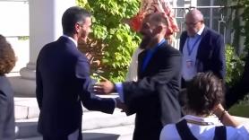 Lo que hace Borja Iglesias en el saludo a Pedro Sánchez también llama poderosamente la atención