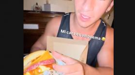 Pide una hamburguesa de 18 euros a domicilio, le llega cruda y se lía: el restaurante responde