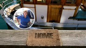 Anna, enfermera, paga 415 euros al mes por vivir en una casa flotante desde hace 9 años: "Necesitaba más cielo, menos calendario y más estrellas"