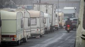 140 caravanas acampan en minutos y sin previo aviso en su finca: el dueño decide bloquear el acceso y provoca un caos de tráfico