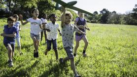 En un parque infantil noruego dan a los niños cuchillos y hachas para que crezcan felices: "Si los proteges demasiado, les robas experiencias que les harán más seguros"