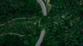 El motivo por el que en este país se pintan algunas carreteras de color rojo: no es por decoración