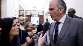 Las cosas de la vida: Ortega Smith ocupará el escaño y el despacho de Ábalos en el Congreso tras pasar al grupo mixto