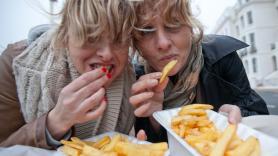 Demanda a una cadena de comida rápida por quemarse la lengua con unas patatas 'demasiado calientes' y su caso reabre el pleito del café que acabó en 2,5 millones