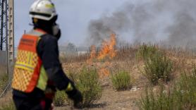 Incendios y emergencia nacional, en directo: dos de los fuegos de Madrid "a punto de fusionarse", más evacuados