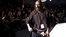 Miguel Adrover, el diseñador que cobró 40.000 euros al mes: "Estoy en una situación muy precaria, ahora vivo con 800 euros al mes, pero soy el dueño absoluto de mi tiempo"