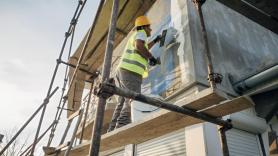 Aislar por dentro o por fuera de la fachada: un ingeniero explica qué opción calienta antes la casa y cuál evita el moho