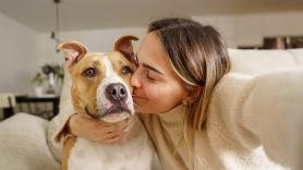 Se despide de su perro, dona su caseta al refugio y recibe un regalo que le llena el corazón