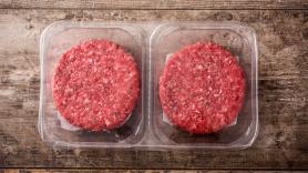 Un experto explica cuándo no deberías comer esa hamburguesa de supermercado envasada: "Es una señal de que el alimento no ofrece garantías"