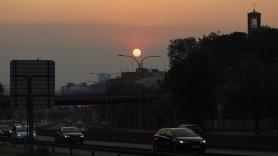Las labores de extinción continúan "con intensidad" durante la noche en Madrid y Ávila: el fuego sigue sin controlar con una previsión "favorable" por el viento