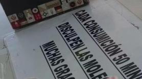 El cartel que cuelgan en un restaurante sobre el tiempo de consumición genera opiniones divididas: "Tanta norma me quita las ganas"