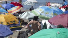 La sombrilla que se se han encontrado en un playa debería ir directa al Archivo Histórico Nacional