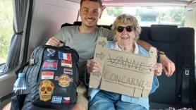 Teresa, la abuela de 93 años que viaja con su nieto haciendo autoestop y ya llevan 2.000 kilómetros: "Al principio se negó, iba a regañadientes"