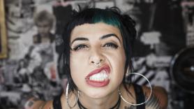 Sina, punk acampada en la isla de los ricos de Alemania: "Me gritan 'vete a trabajar'. Trabajo entre 54 y 58 horas a la semana. Ahora estoy de vacaciones"