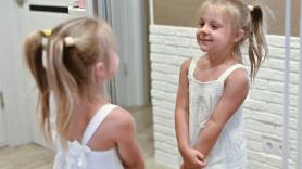 Tuva, 11 años, se encuentra a su doble exacta en sus vacaciones: "Es como verse en un espejo"