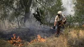 Los incendios dan un respiro tras días críticos: comienzan los regresos a casa, pero más de 20.000 personas siguen evacuadas, y el calor mantiene la amenaza