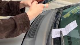 La OCU avisa de la estafa del 'QRishing' en los parabrisas de los coches: "Te pueden vaciar toda la cuenta"
