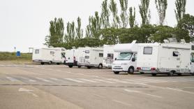 "Es la sexta o séptima vez que nos pasa": 80 caravanas acampan en un campo de rugby justo antes de que se reanuden los entrenamientos
