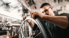 Guillaume, 29 años, reparador de bicicletas a domicilio: "Gano unos 2.500 euros al mes trabajando cuatro días a la semana. Prefiero tener tiempo libre antes que un sueldazo"