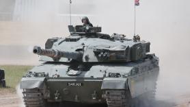 Dos soldados británicos borrachos roban un tanque de 15 toneladas y 240 cv y siembran el caos al destrozar varios coches: dejan 116.000 euros en destrozos