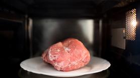 El truco de un carnicero con 30 años de experiencia para descongelar la carne en cinco minutos