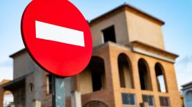 Un pueblo de 398 habitantes lleva desde 2017 esperando un parque infantil: el alcalde ha decidido cerrar la calle principal a los coches cada noche para que jueguen los niños