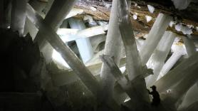 Cristales de 12 metros y 50 toneladas a 58 grados: la cueva más extraordinaria de la Tierra lleva prohibida desde 2009 y nadie aguanta dentro más de 10 minutos